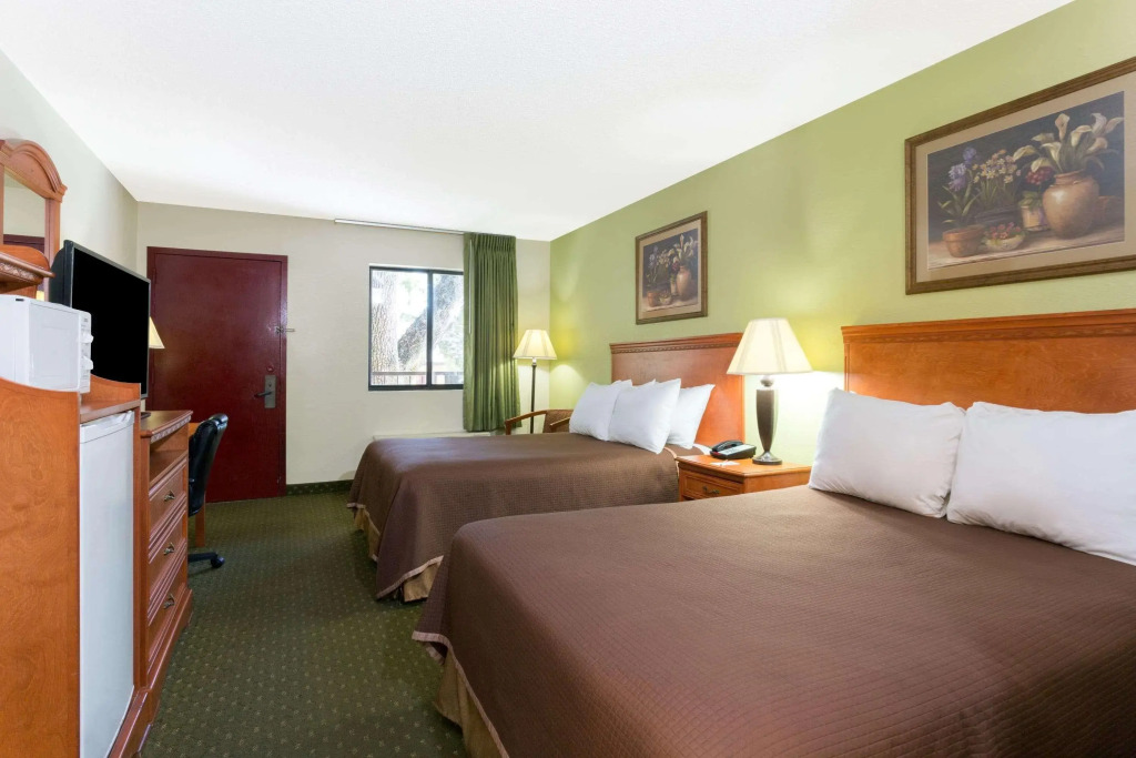 Howard Johnson Express Inn - Tallahassee