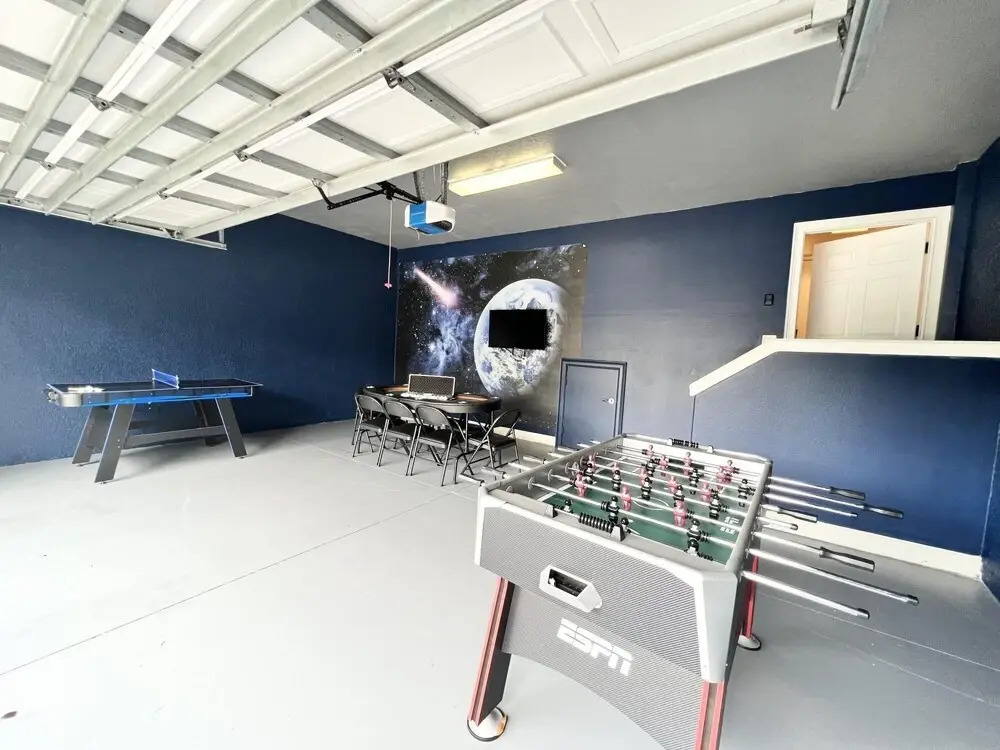 Gorgeous 4BR Home With Hot Tub and Games Room