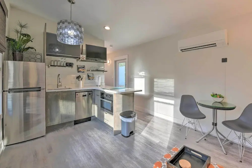 Mid-century Modern Beach Cottage With Fire Pit!