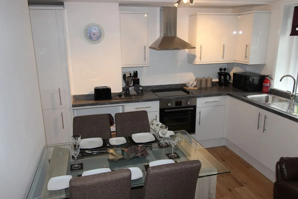 Modern two Bedroom Apartment Ideally Located