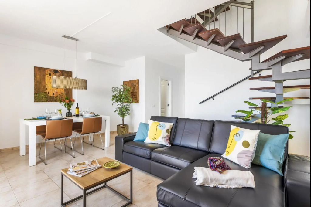 Beachfront triplex with swimming pool parking