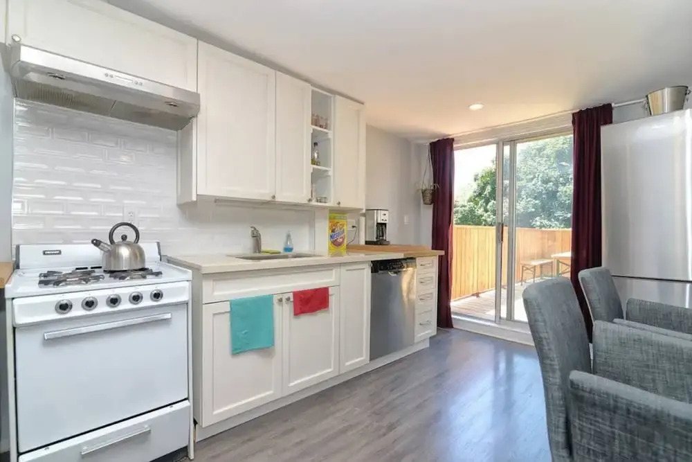 3 Bedroom Leslieville Flat With Roof Terrace