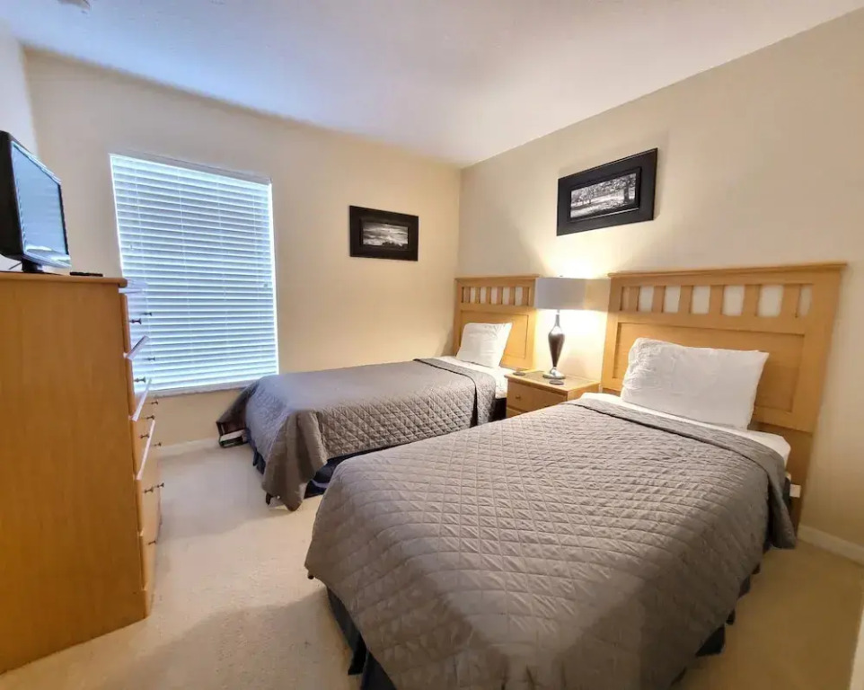 652 Rosselli Blvd 4 Bedrooms, 2 Bathrooms