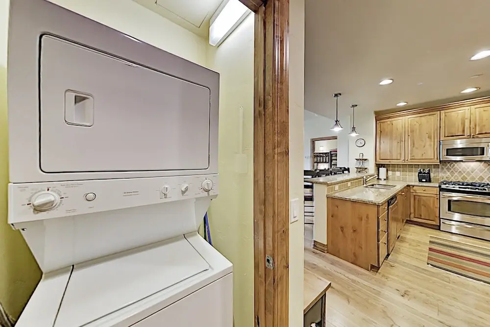 Ski-in/ski-out All-suite W/ Pool, Gym & Hot Tubs 2 Bedroom Condo