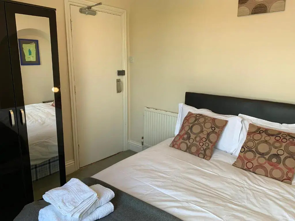 Spacious 5 Bed Apartment Ideal for Contractors with parking in Iffley, Oxford by BedsAway