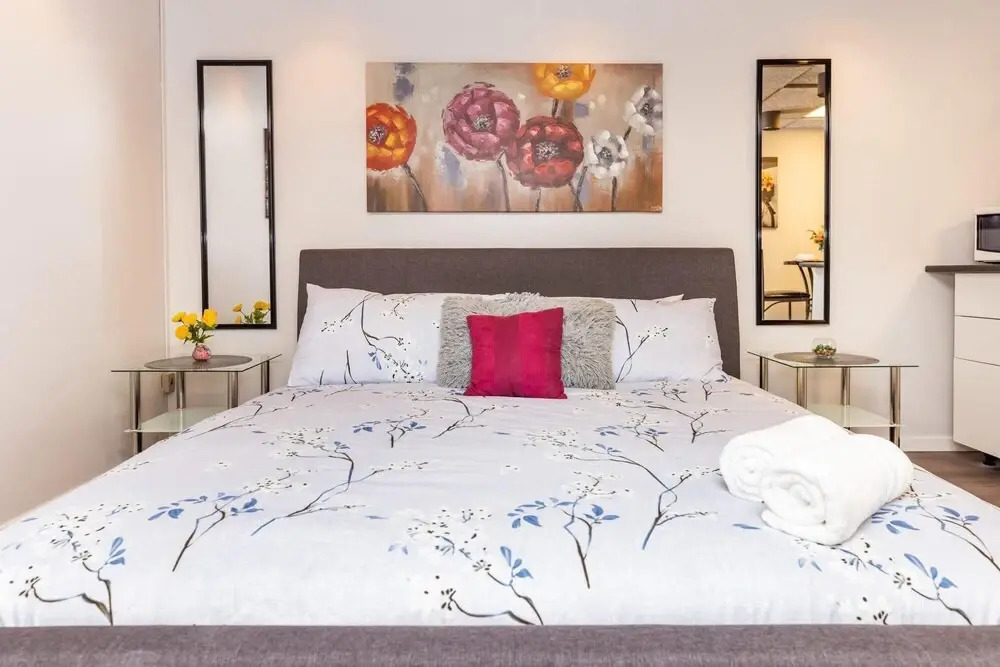 King Bed Studio Apartment - Near Chinatown