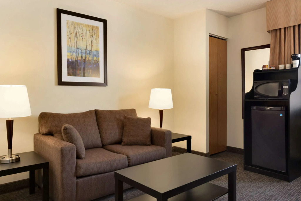 Travelodge by Wyndham Edmonton South
