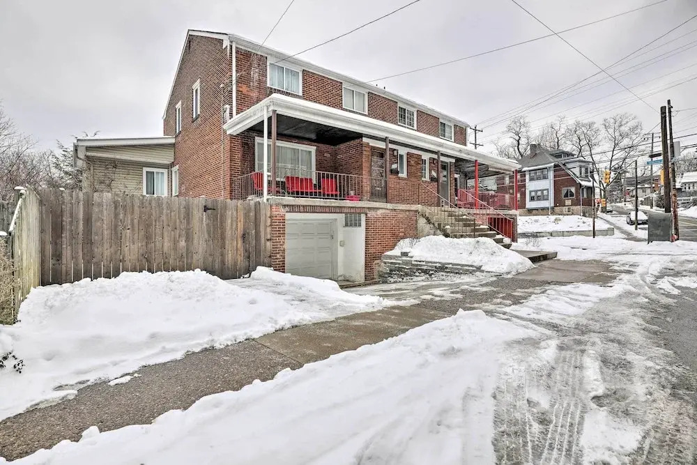 6 Mi to Dtwn: Pittsburgh Townhome w/ Porch