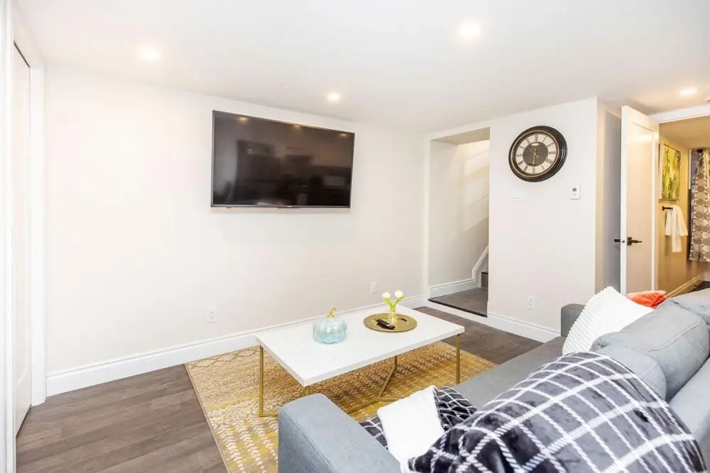 Prime Location - Upscale 1BR Apt With King Bed - Steps From Byward Market