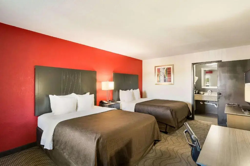 Clarion Inn & Suites Russellville I-40