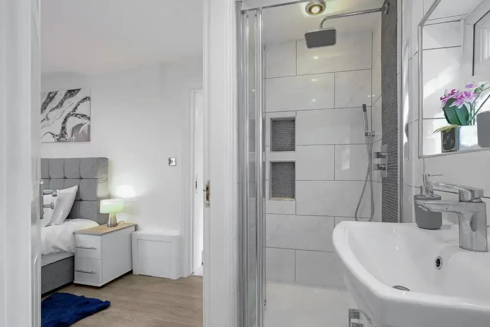 Delightful House 4 bed 2 bath  - Parking