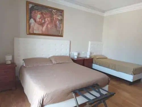 Romulus Rooms by Hostand