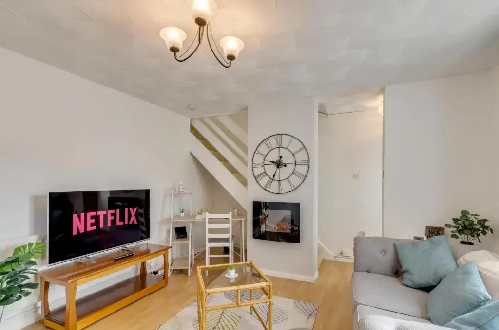 Nursery Rest is perfect for a Quiet Family Holiday with Garden, Netflix & Self Check-In, Fully Equiped Kitchen and Free Parking by Ginger and Gold