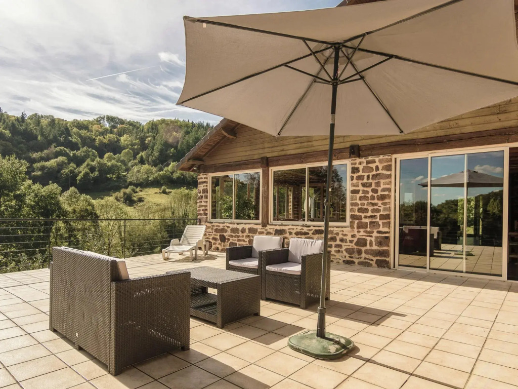 Villa with Pool & Views in Sérilhac