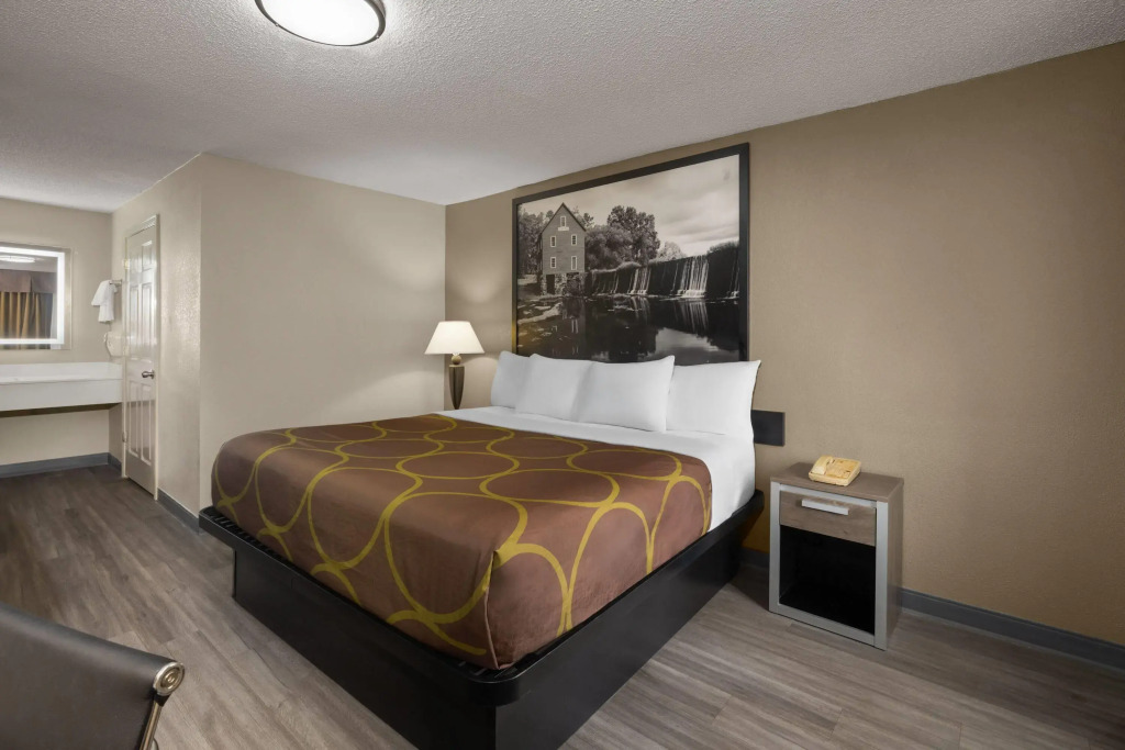 Super 8 by Wyndham Macon West