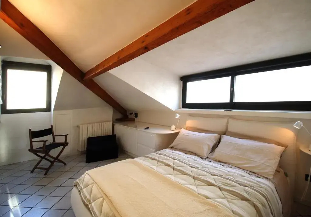 Mansarda luminosa in centro sul mare - Attic by sea