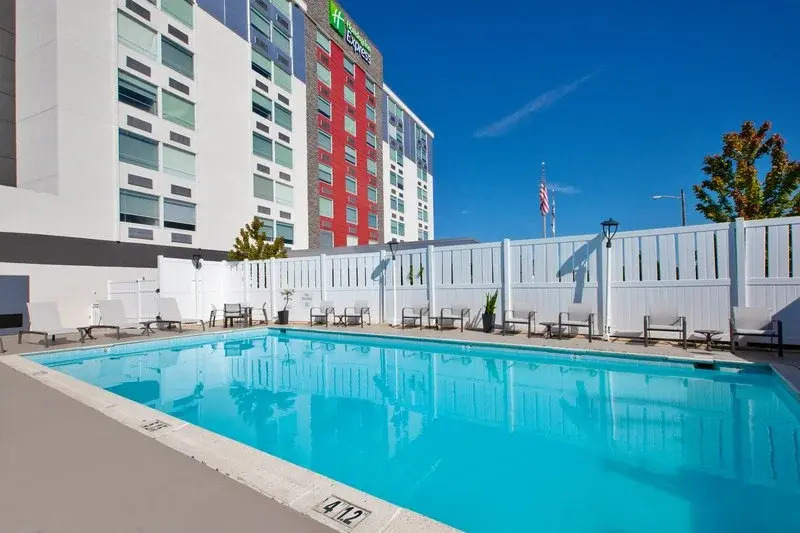Holiday Inn I 64 West End
