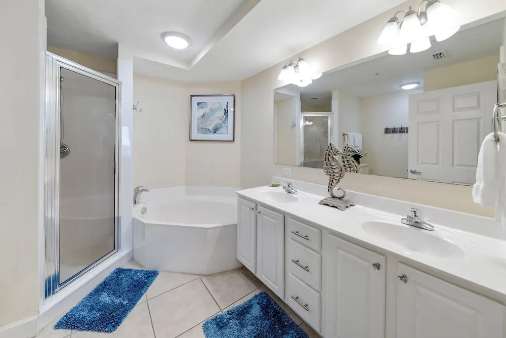 Sea-horsey 3 Bedroom Condo by RedAwning