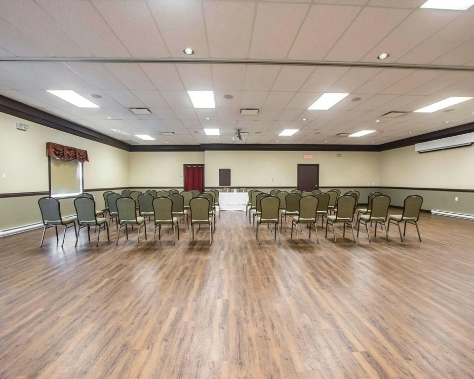 Econo Lodge Inn & Suites