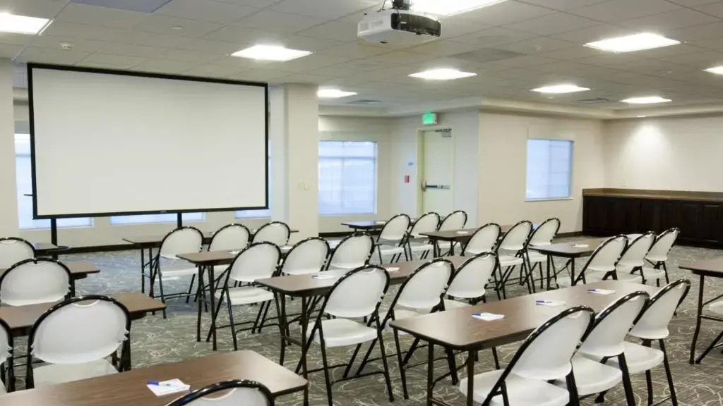 Holiday Inn Express & Suites Cheney by IHG