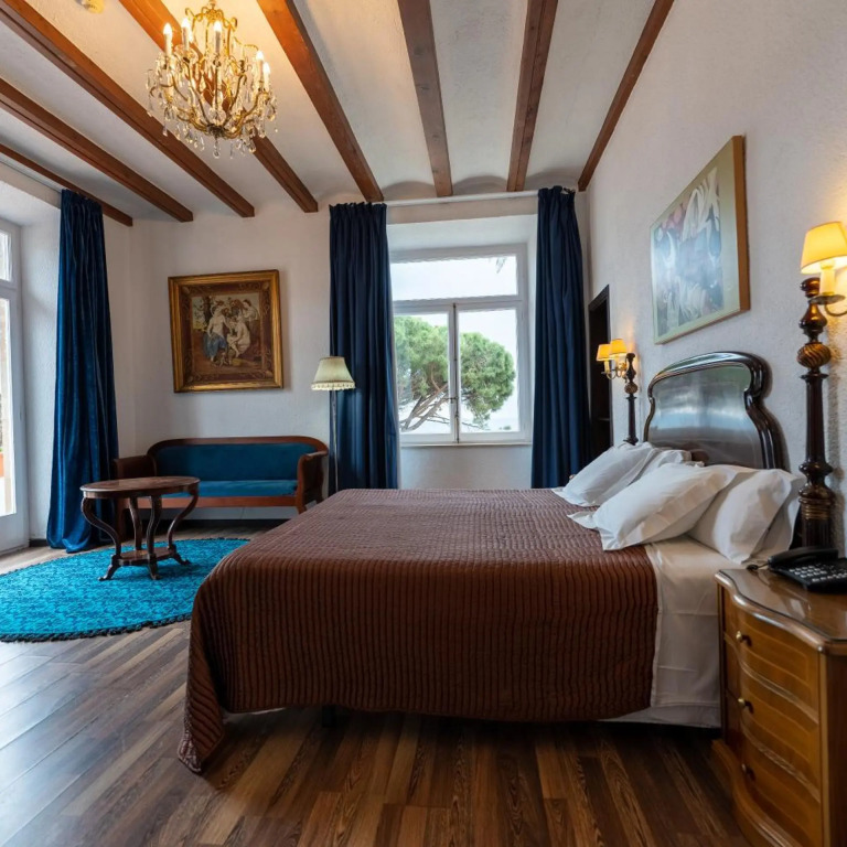 Hotel Roger de Flor by Seleqtta