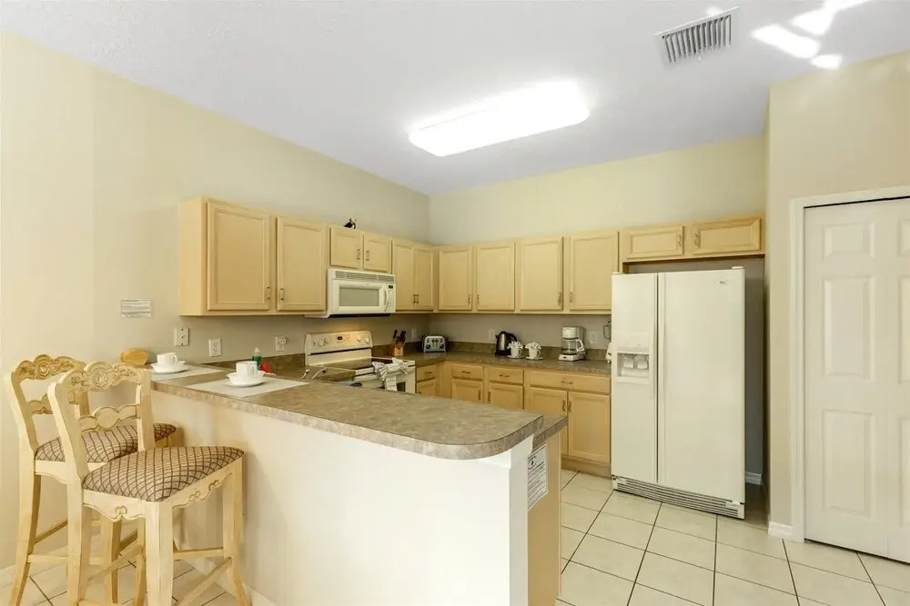 Beautiful 4 Bedroom, 4.5 Bathroom Villa on a Large Corner lot With South Facing Pool & Spa - 502