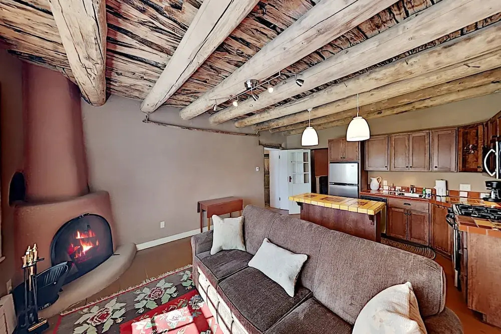 Gorgeous Suite: Full Kitchen, Jetted Tub & 2 Kivas 1 Bedroom Duplex