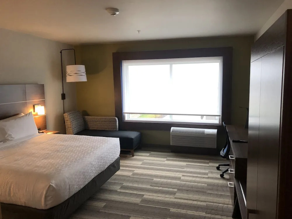 Holiday Inn Express & Suites - Madison West - Middleton by IHG