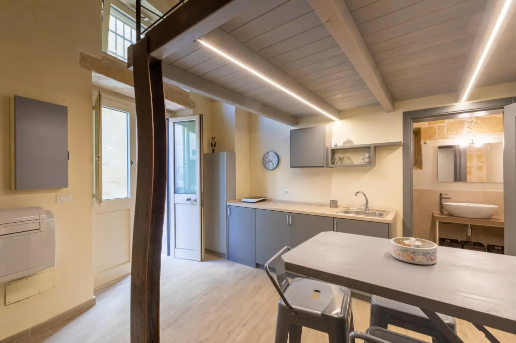 Studio apartment with kitchen in the historic center of Lecce-Casa Anibaldi