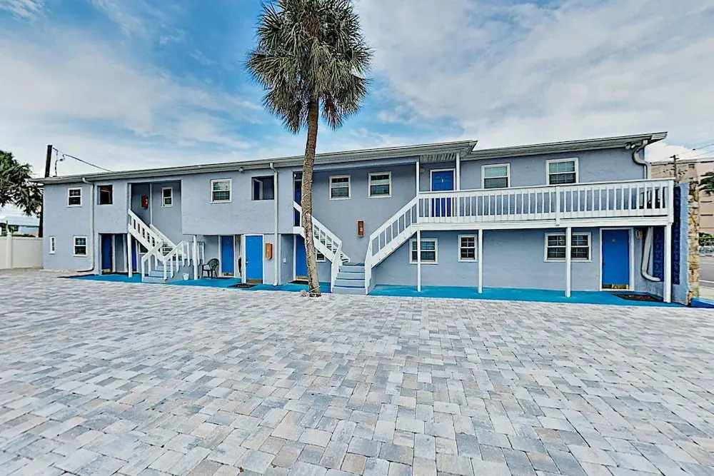 New Listing! All-suite - Steps To Beach 2 Bedroom Apts