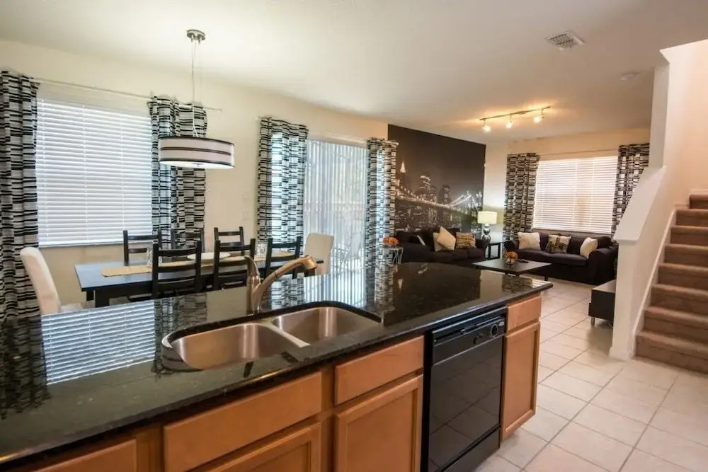 Great Near Theme Parks! Pet Friendly! 4 Bedroom Townhouse
