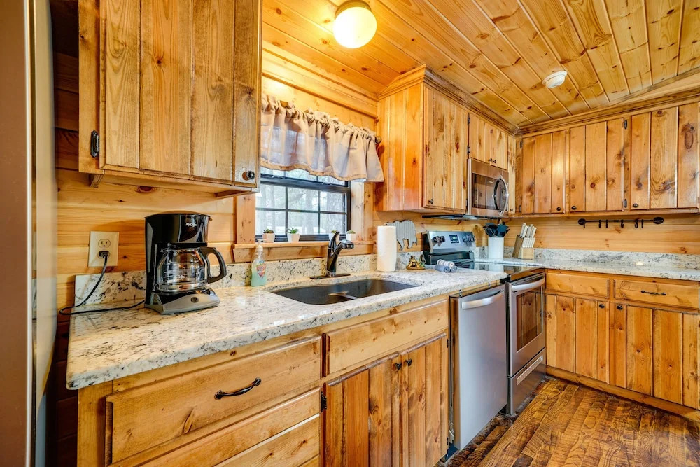 Broken Bow Abode w/ Hot Tub < 7 Mi to Lake!