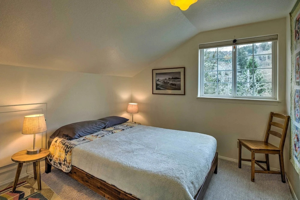 Charming Rockaway Beach House, Walk to Ocean