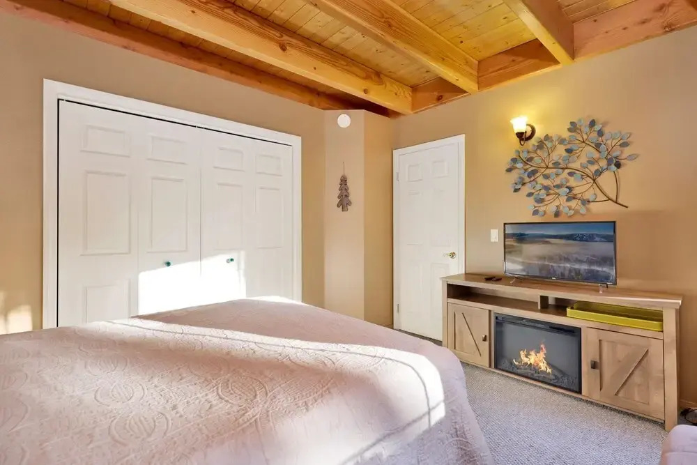 2052-mt. Mickelson 4 Bedroom Home by RedAwning