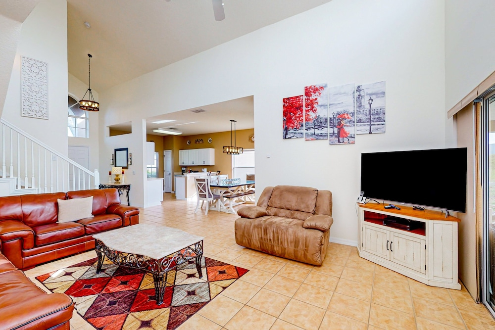 Spacious Home in a Great Neighborhood With Enclosed Pool & AC - Dog-friendly