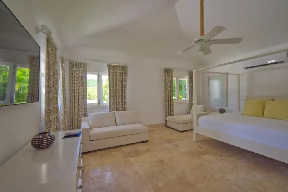 Fantastic 8-bedroom Golf-front Mansion Near the Beach