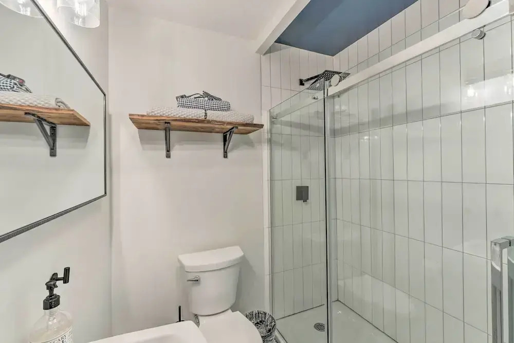 Breezy-chic Apartment - Steps to Geneva Lake!