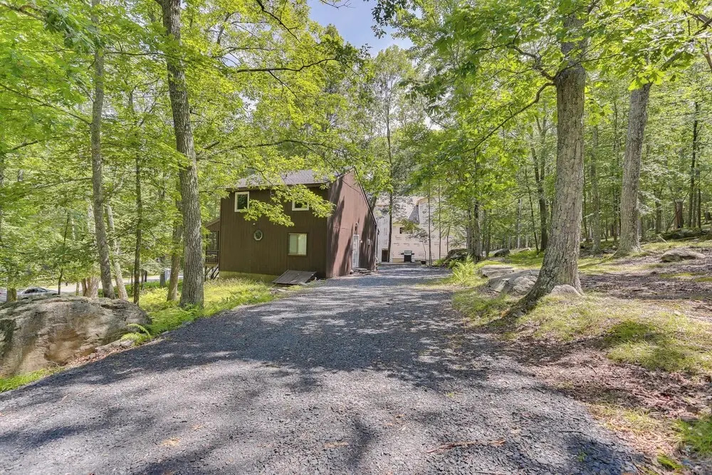 Screened Porch & Deck: Pet-friendly Poconos Escape