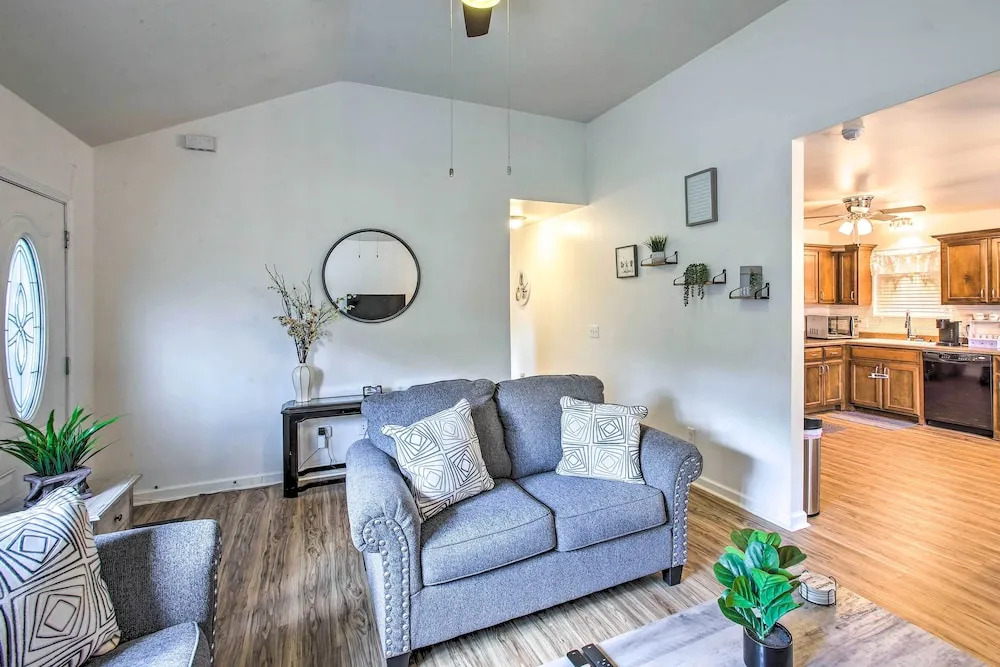 Charming Springfield Escape w/ Furnished Deck