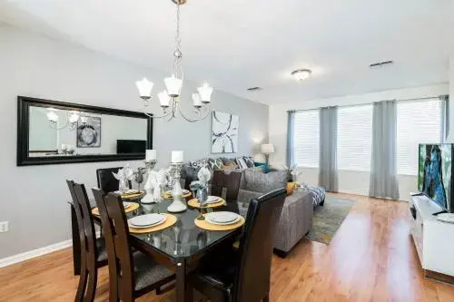 Beautiful Newly Updated Townhome Sleeps 10