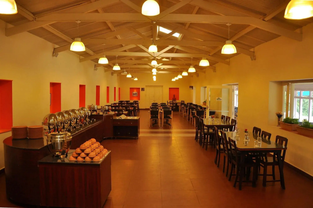 OYO Premium Golf Club Road