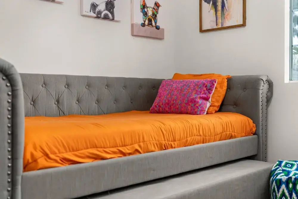 The Avalon - Modern Colorful w Private Parking
