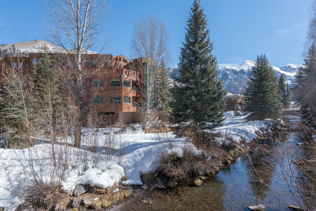 Ice House Suites and Condominiums