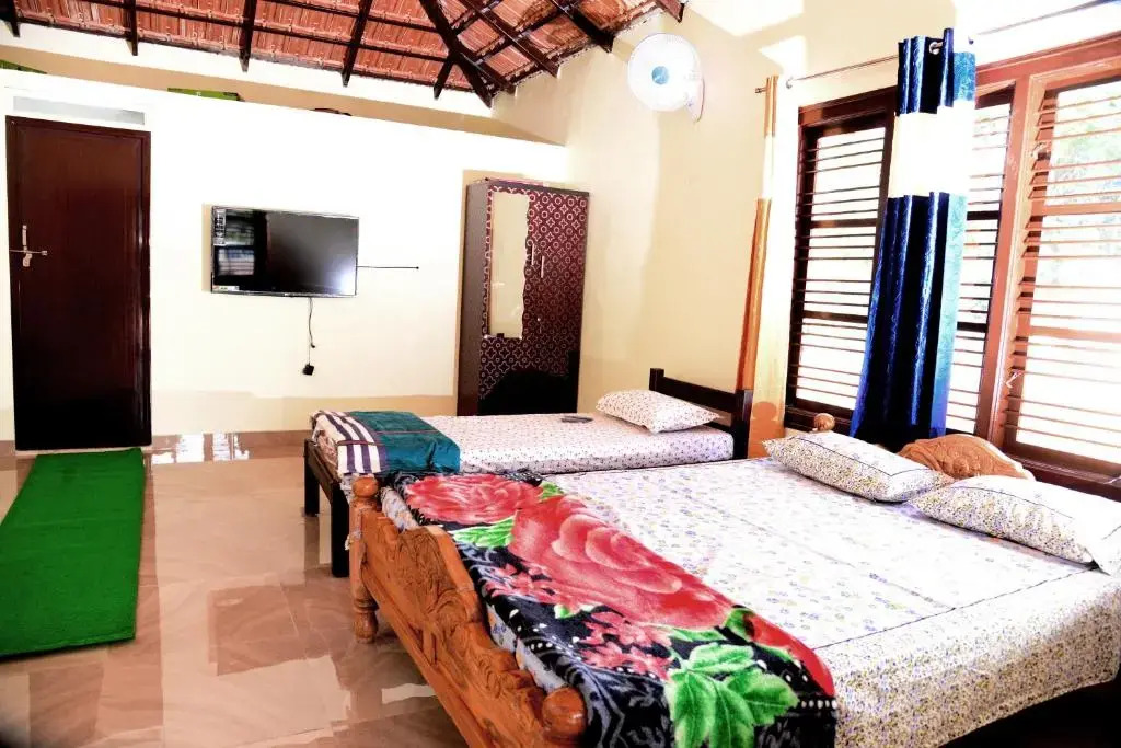 BlueMoon Homestay - Home Food, Estate, Near to Falls and View Points