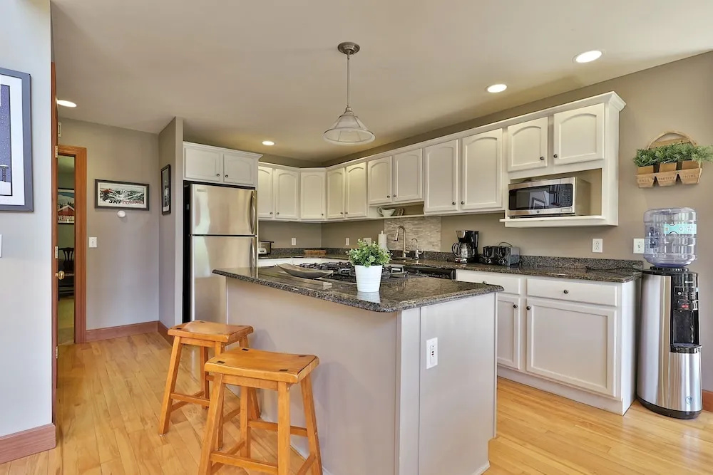 Cortina Mountain Chalet - Outdoor Hot Tub - Close to Pico and Killington Mountains home