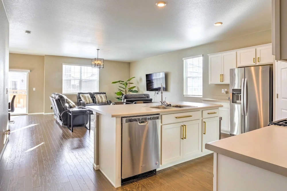 10 Mi to DIA: Spacious Aurora House w/ Yard