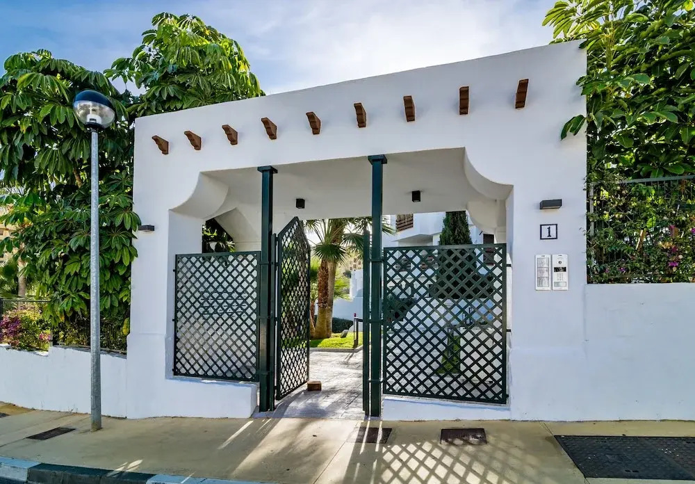 GH-Beautiful 2 bedroom apt small pool