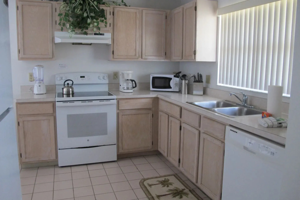 Lake View 5BR Pool Home SV79