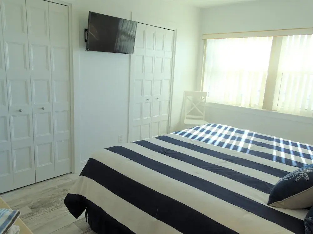 24 Aloha Kai 2 Bedrooms 1 Bathroom Apts