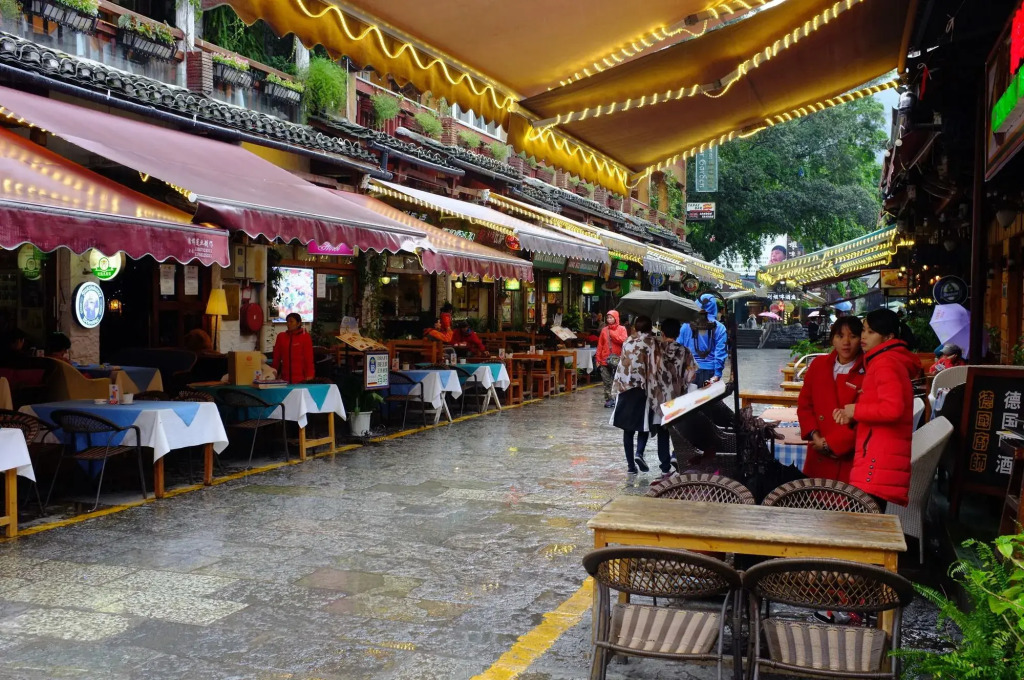 Yangshuo Edens Social Guesthouse - cozy garden courtyard & fresh craft coffee & night beers & outdoor activities